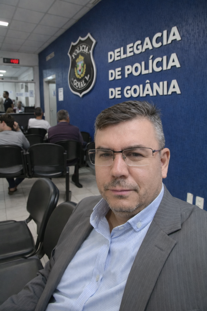 FOTO GEORGIO Aguardando Na Delegacia De Goiania 683x1024